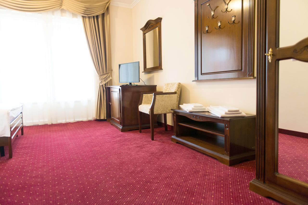 Hotel Dallas Негрешти-Оаш Экстерьер фото