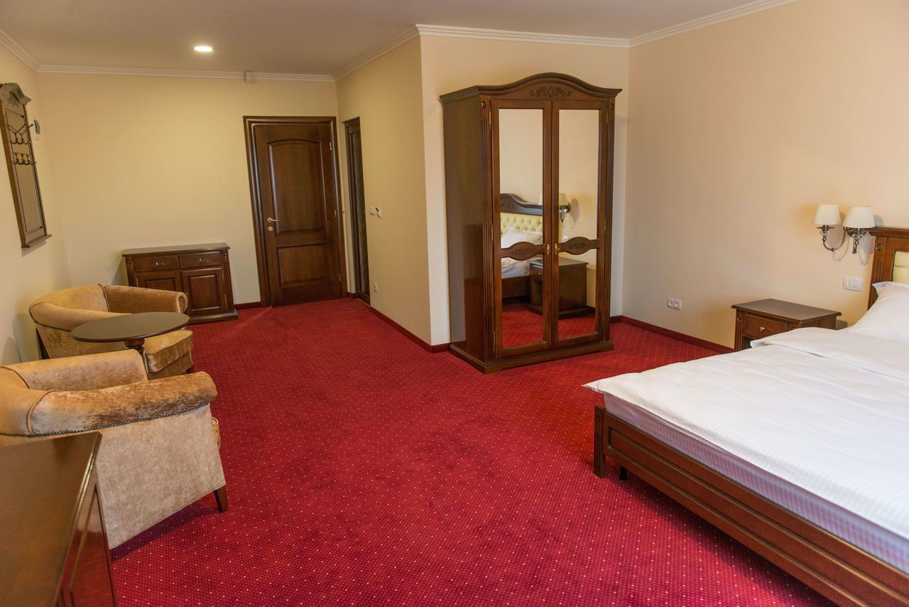 Hotel Dallas Негрешти-Оаш Экстерьер фото
