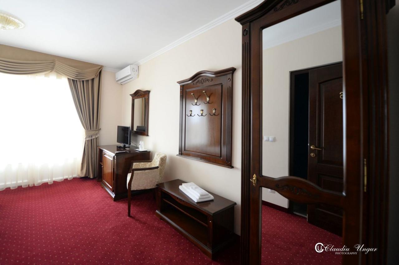 Hotel Dallas Негрешти-Оаш Экстерьер фото