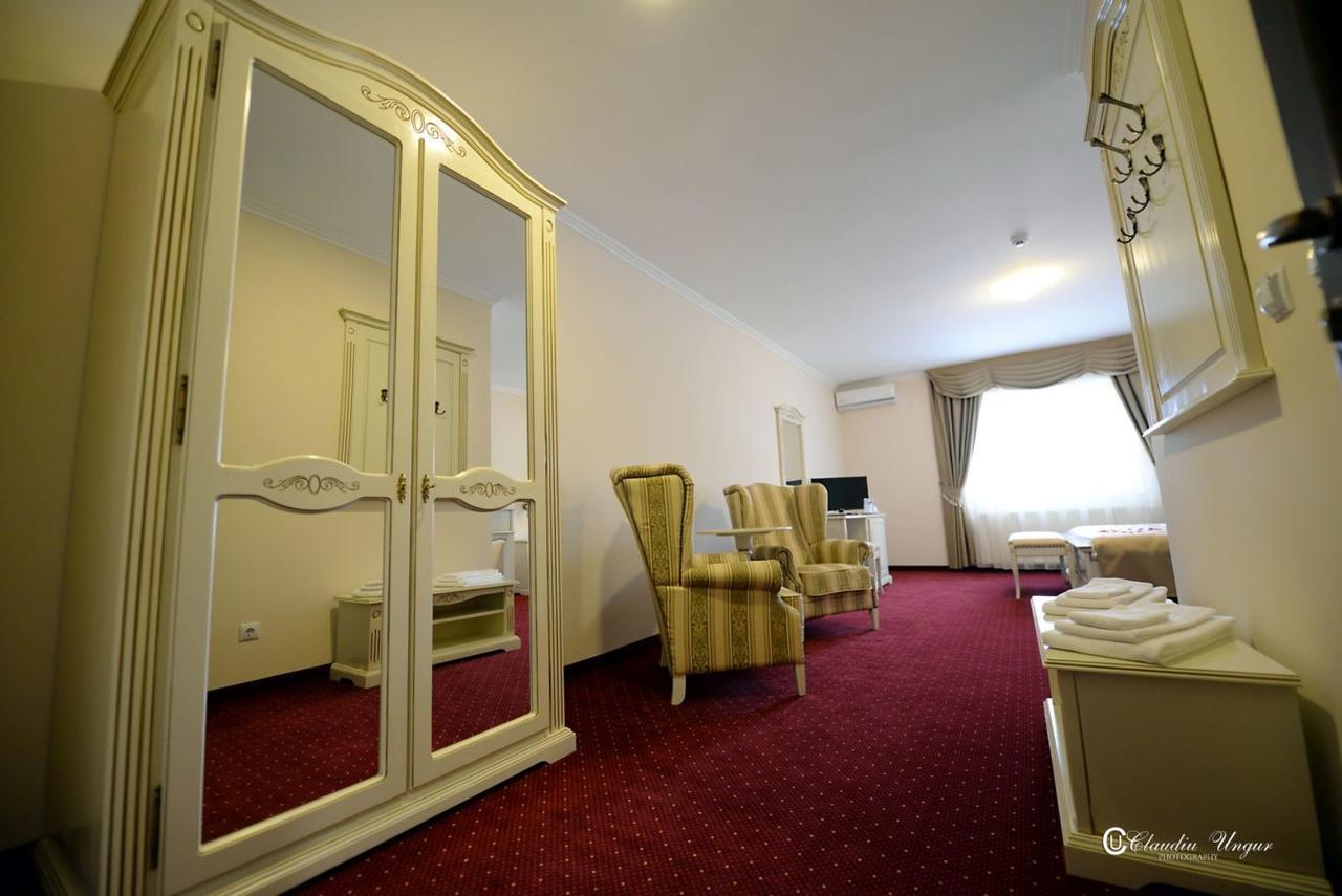 Hotel Dallas Негрешти-Оаш Экстерьер фото